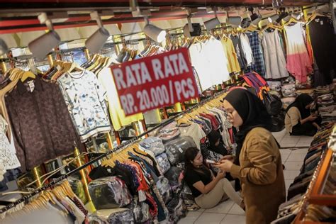 Penjualan Thrifting Pasar Senen Disetop Pedagang Boleh Habiskan Stok