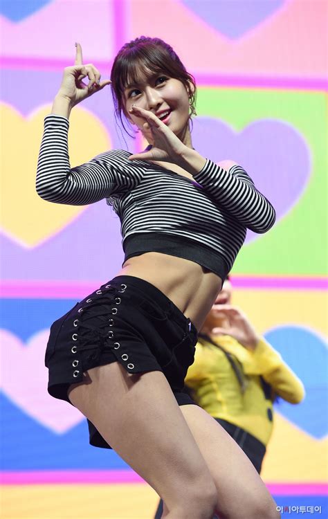 Momo Exposed Her Jaw-Dropping Abs In Recent Performance - Koreaboo