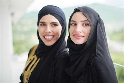 Retrato de belas mulheres muçulmanas em trajes da moda hijab em pé