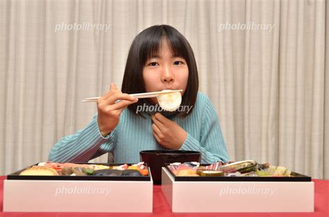 お雑煮を食べる女の子正月 おせち料理 写真素材 5417843 フォトライブラリー Photolibrary