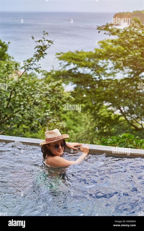 Belle jeune fille bikini Banque de photographies et dimages à haute résolution Alamy