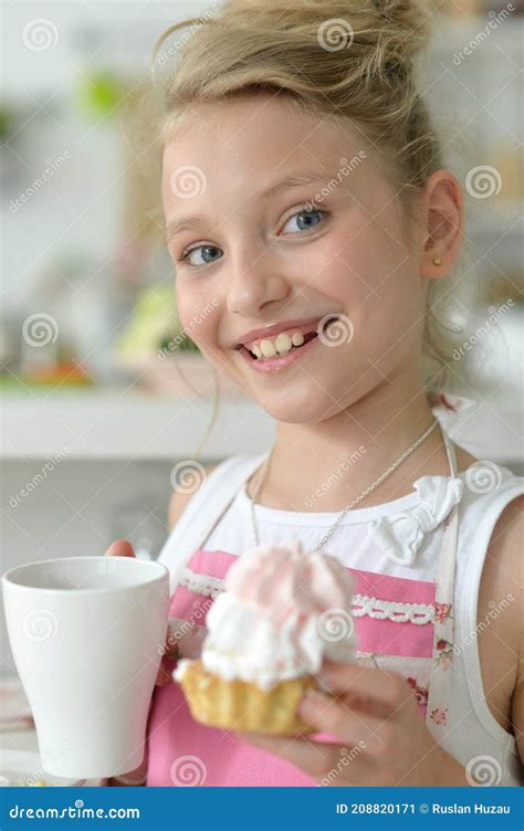 Linda Chica Comiendo Pastel En La Cocina Imagen De Archivo Imagen De Hermoso Alimento 208820171