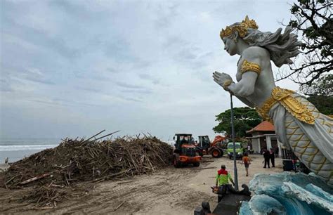 Ratusan Ton Sampah Serbu Pantai Kuta Dan Legian Akibat Cuaca Ekstrem