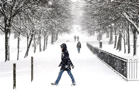 Uk Weather Met Office Issues Snow And Ice Warnings For Up To 20cm Of Snowfall The Independent