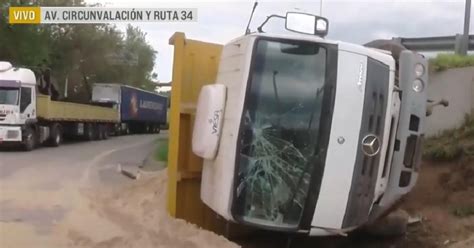 Un camión cargado con arena se despistó y volcó en Circunvalación