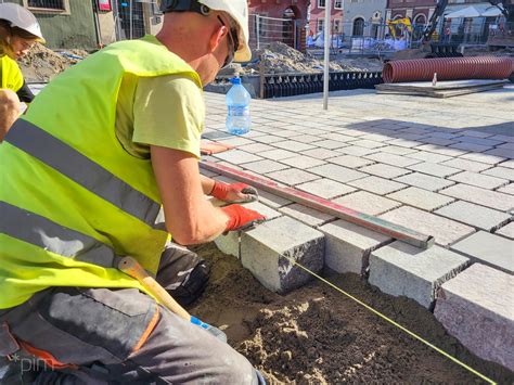 Nowa kostka już widoczna na płycie Starego Rynku Ekipy brukarskie będą