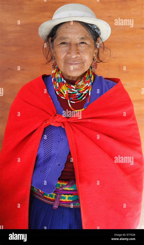 Indígena mujer indígena en traje tradicional provincia del Chimborazo