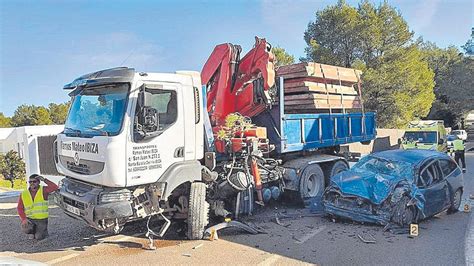 Cuatro heridos en Ibiza al chocar un coche y un camión