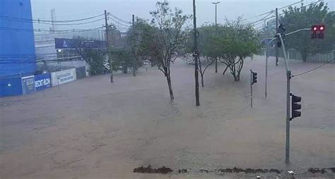 Forte chuva causa alagamento em Barueri Carapicuíba Itapevi e Osasco