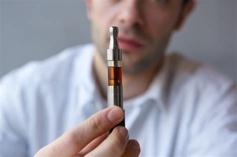 Homem Jovem Mostrando Cigarro El Trico Cima Foto Premium