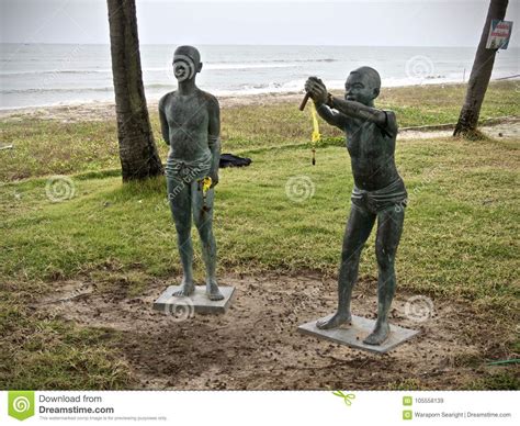 La Estatua Del Muchacho En La Playa De Chalathat Songkhla Thailand 01