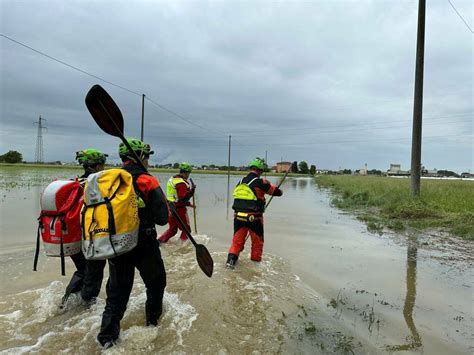 Alluvione Arrivate In Emilia Imola Le Squadre Di Protezione Civile E