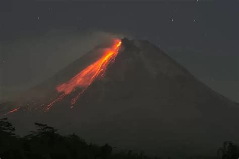 Gunung Merapi Luncurkan Lima Kali Guguran Lava Sejauh 1 Kilometer