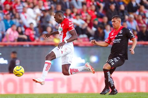 Aficionados De Necaxa Y Atlas Protagonizan Pelea Campal Antes Del