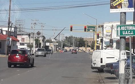 Conductor Choca Y Derriba Poste En La Hermanos Escobar