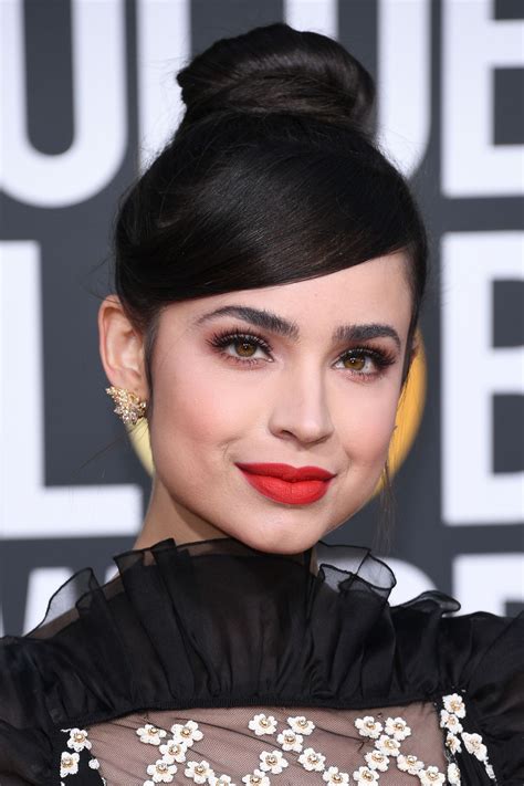 Sofia Carson Batom Vermelho Matte Make Clássica Cílios Postiços Golden