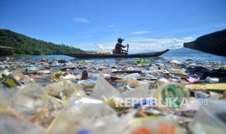 Sampah Danau Singkarak Sulitkan Nelayan Mencari Ikan Republika Online