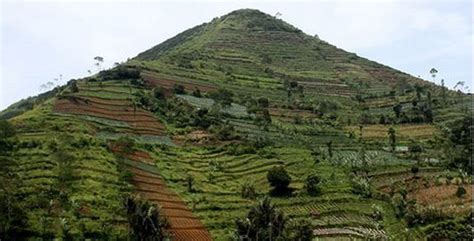 Indonesian scientists claim oldest pyramid is Gunung Padang site ...