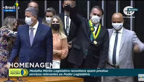 Impopular Bolsonaro ganha mais uma medalha dos políticos VEJA