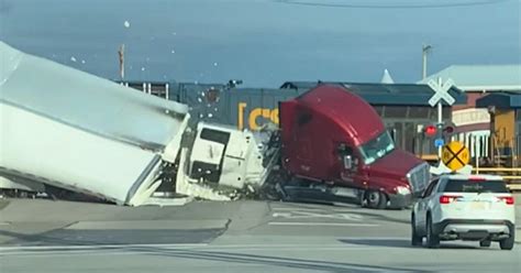 Sattelschlepper bleibt an Bahnschranke hängen Zug rast hindurch GMX AT