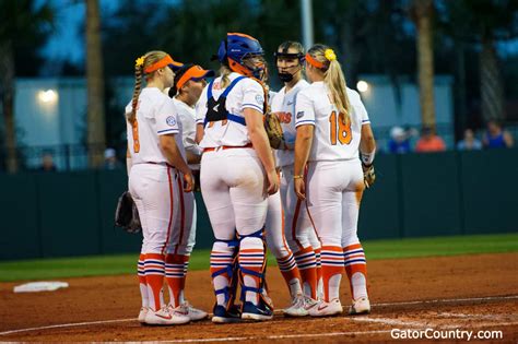 Florida Gators Softball meets in the circle | GatorCountry.com