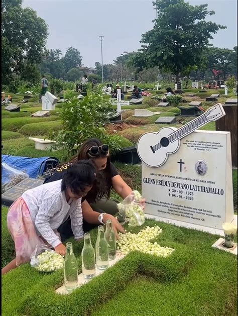 Bikin Mewek Potret Mutia Ayu Ajak Gewa Ziarah Ke Makam Glenn Fredly