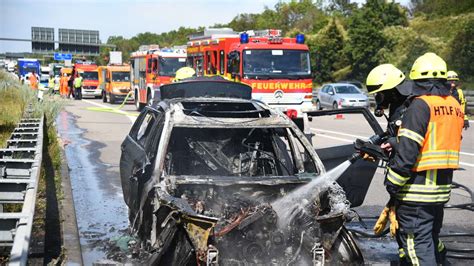 A Viernheim Auto Brennt Auf Autobahn Stau Wegen Feuerwehreinsatz