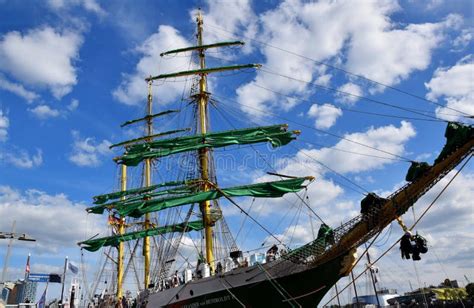 Barcos De Navegaci N En El St Pauli Landungsbrucken Hafengeburtstag