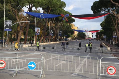 FOTOLAJM Samiti i BE nuk e ndal opozitën të protestojë por kufirin