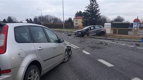 Wypadek w Sandomierzu Czołowe zderzenie dwóch aut 8 osób rannych