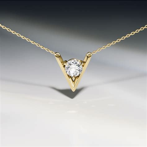 VRAI V Solitaire Necklace | VRAI