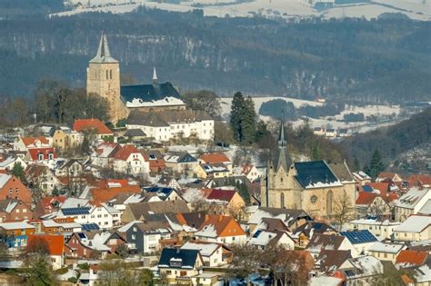 Luftaufnahme Marsberg Winterluftbild Kirchengebäude der Kath