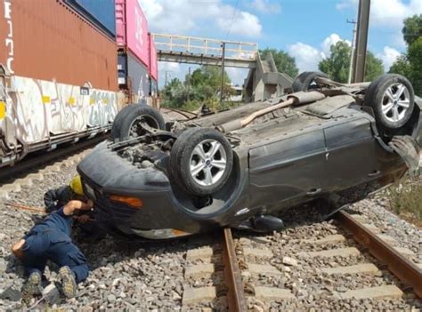 Embiste Tren A Camioneta En Tula Conductor Sobrevive