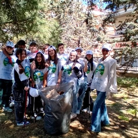 Foggia Studenti Del Marconi Ripuliscono Dai Rifiuti Le Aree Verdi Di