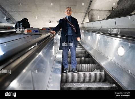 El Alcalde De Londres Sadiq Khan En La Estaci N De Metro De