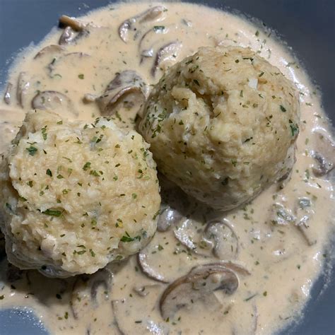 Semmelkn Del In Champignon Rahmsauce Rezept Kitchen Stories