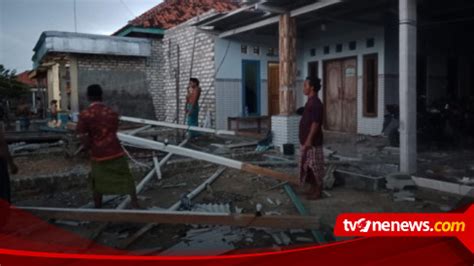 Angin Kencang Disertai Hujan Landa Kabupaten Pamekasan Madura Sejumlah