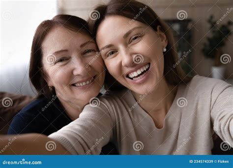 Photo De La Tête Femme Heureuse Mère Mature Prenant Selfie Image stock Image du maison