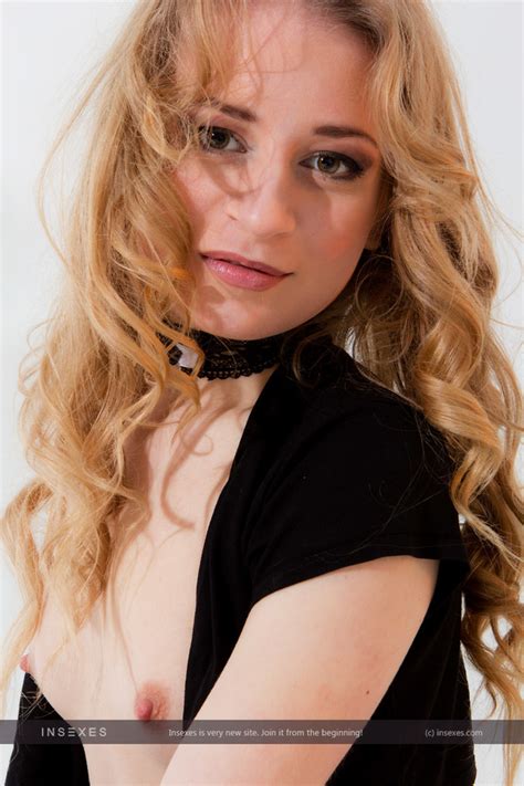 Flashy High Heels Wearing Blonde Exposing H XXX Dessert Picture