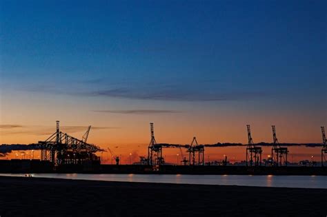 Imagen Panor Mica Del Puerto De Carga Al Atardecer Gdansk Por La Noche