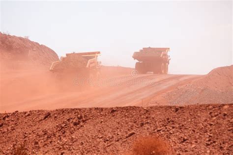 Camión De Mina Que Trabaja En Mina De Mineral De Hierro Imagen De