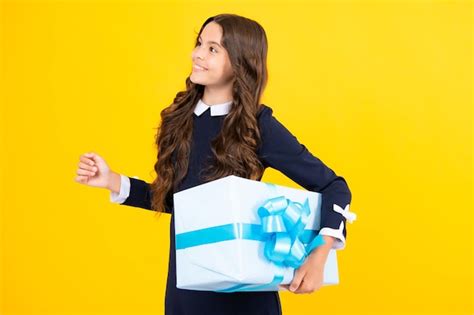 Retrato De Uma Menina Adolescente Segurando A Caixa De Presente Isolada