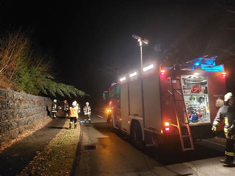 Umgest Rzter Baum Droht Auf Fahrbahn Zu Rutschen Feuerwehr Stadt Waldeck