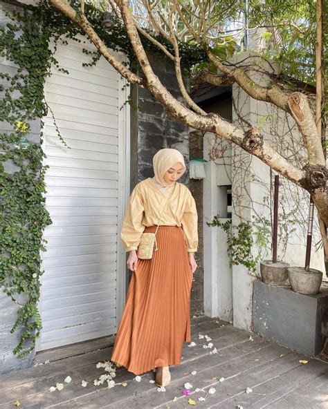 9 Inspirasi Outfit Hijab Nuansa Kuning Pastel Manis