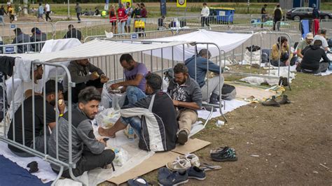 Fl Chtlinge In Den Niederlanden Essen Und Trinken Auf Nacktem Boden