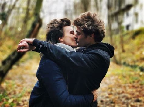 Pin By Jy On Skam Fr 3 Maxence Danet Fauvel Cute Gay Couples Gay Cuddles