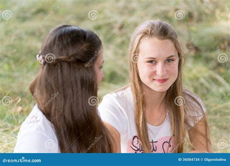 Twee Meisjes Van 14 Jaar Op Aard Stock Foto Image Of Zitting Meisjes