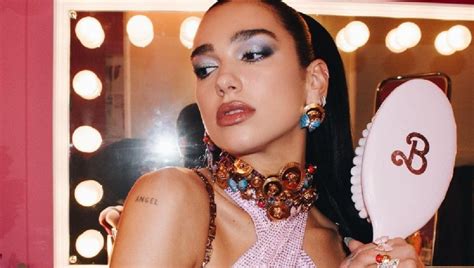 Dua Lipa ya es nuestra Barbie favorita así mueve la cola de sirena en