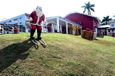 Casa Do Papai Noel Recebe Limpeza E Poda De Grama Espaço Será Reaberto