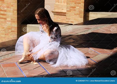 D Tail Des Mains D Une Danseuse De Ballet Mettant Et Attachant Ses